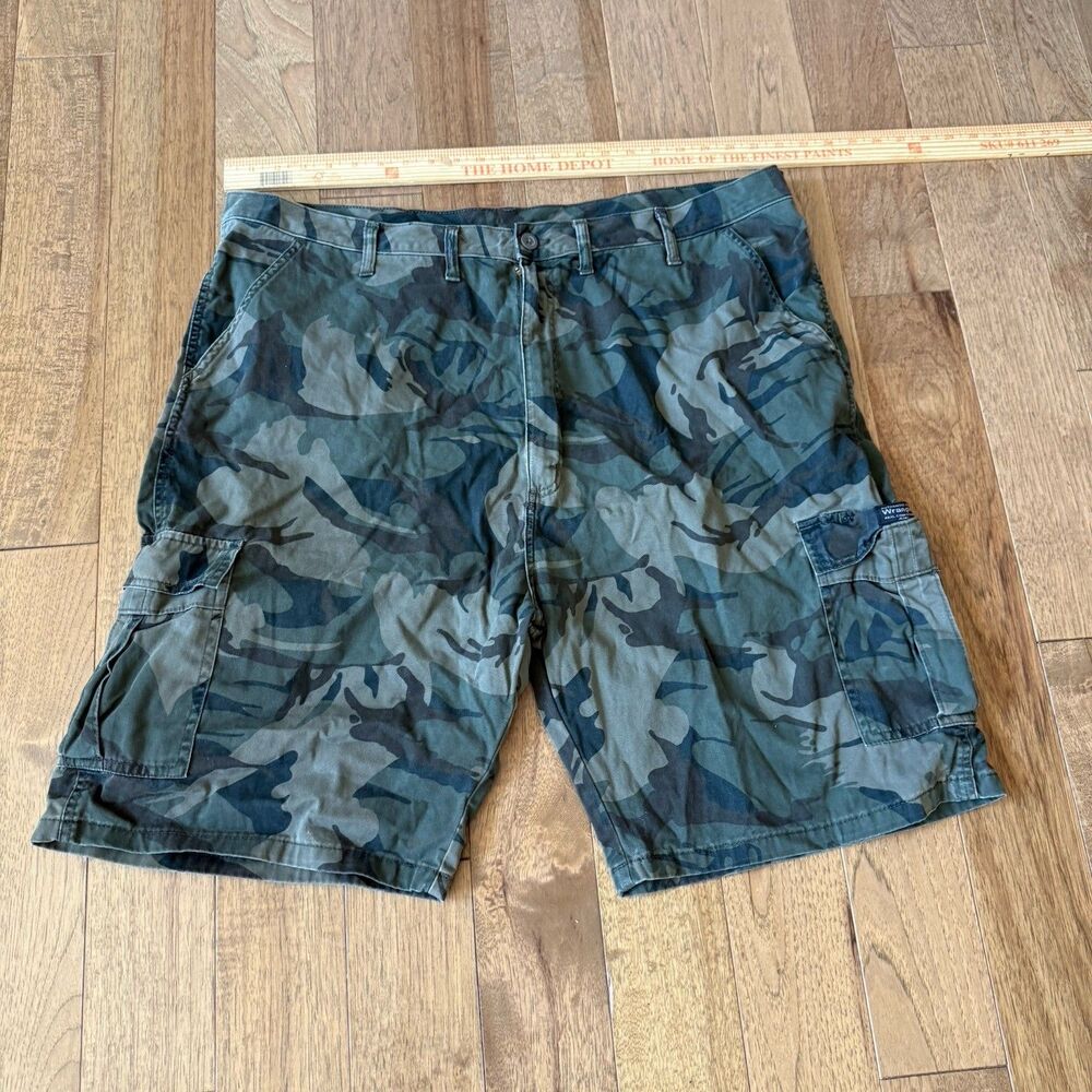 Men's Wrangler Relaxed Fit Cargo Shorts w Stretch GREEN BROWN CAMO SIZE 44